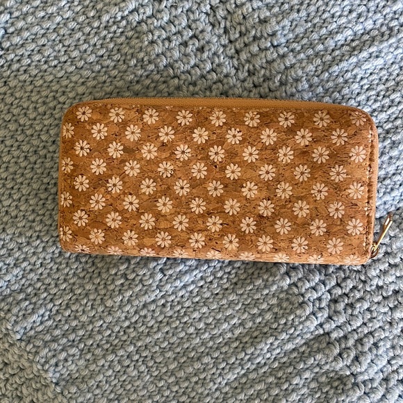 Cork style wallet with daisy print. - Picture 2 of 3